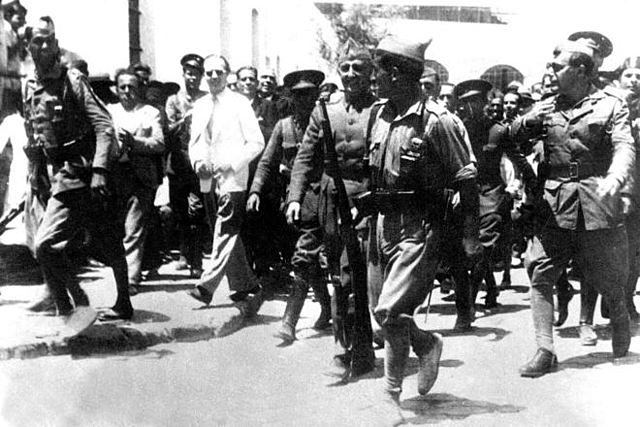 Levantamiento de las guarniciones militares en la Península.