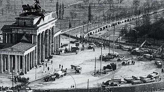 "Guerra Fría".Inicia la construcción del Muro de Berlín