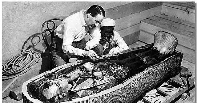 Howard Carter descubre la tumba de Tutankamón