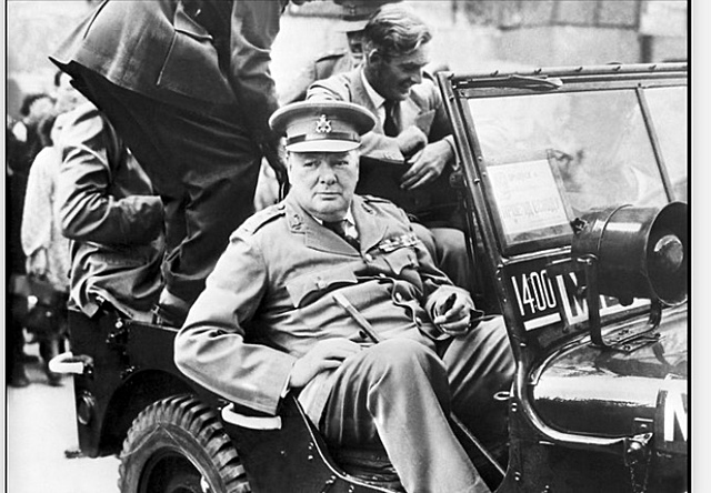 Churchill kormányt alakít Londonban