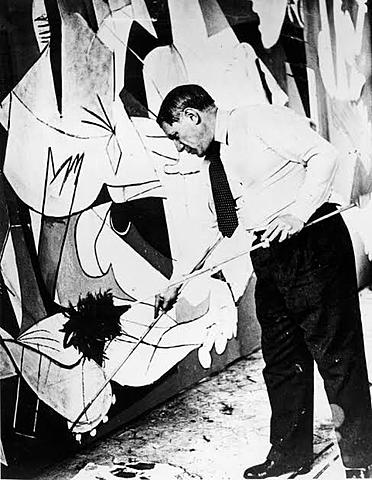 Picasso pinta “La Guernica”