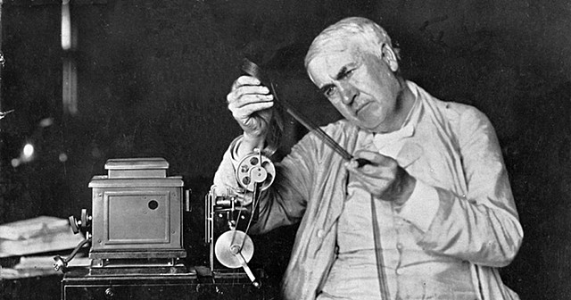 Edison prueba su primera bombilla incandescente