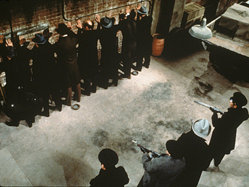 Matanza de San Valentín https://39escalones.wordpress.com/2013/06/12/amor-se-escribe-con-plomo-la-matanza-del-dia-de-san-valentin-1967/<