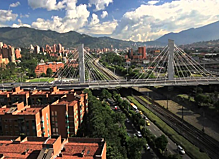 El puente intraurbano Gilberto Echeverri Mejía (Medellin)