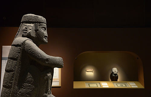 Exhibición de monolitos prehispánicos