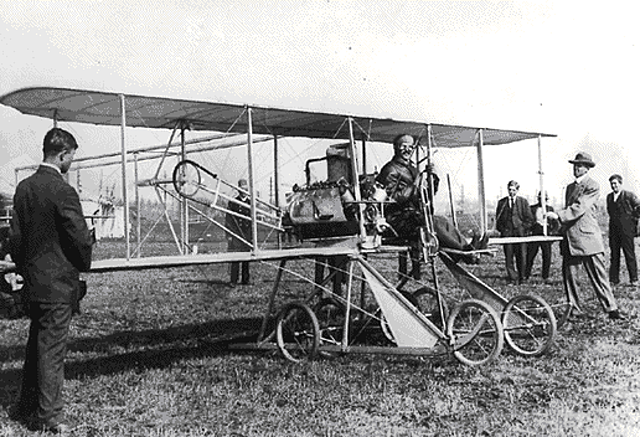 Los hermanos Wright realizan el primer vuelo en aeroplano