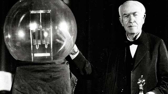 Edison prueba su primera bombilla incandescente
