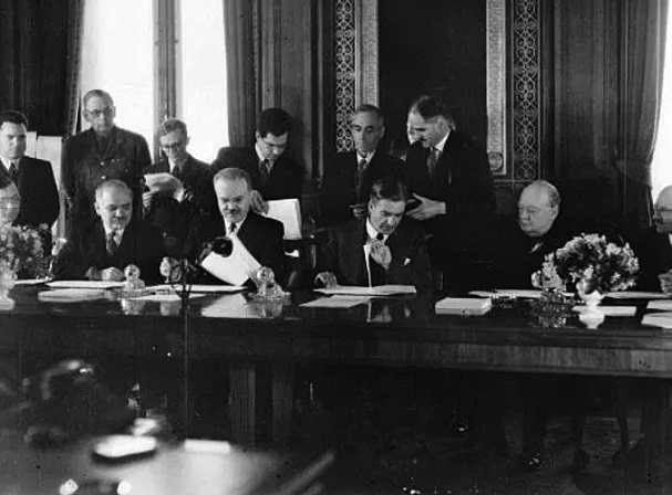 Sovjetunionen og Storbritannia inngår allianse