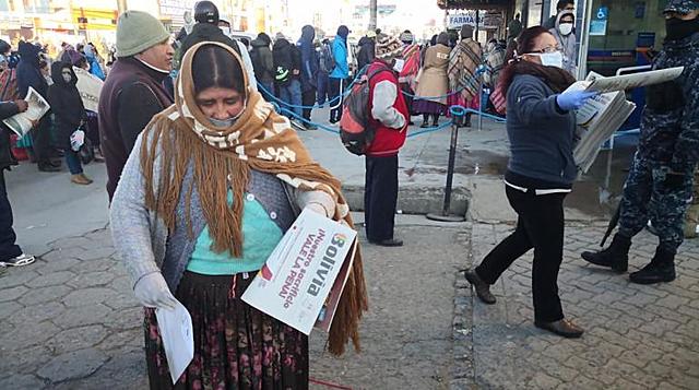 En medio de la crisis de diarios impresos y sin respuesta del Gobierno, el periódico estatal se distribuye gratis