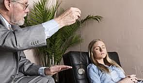 Jean-Martin Charcot (29 de noviembre de 1825-16 de agosto de 1893) -Josef Breuer (15 de enero de 1842-20 de junio de 1925)