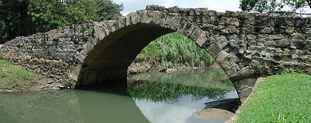 Construcción del actual Puente del Rey (estructura pública)