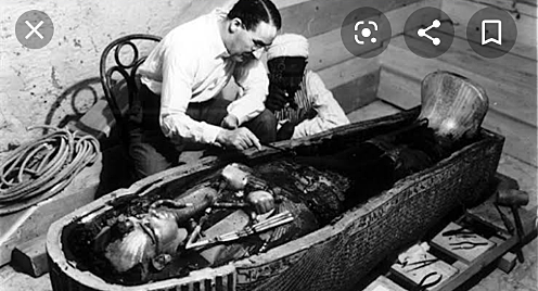 Howard Carter descubre la momia de Tutankamon