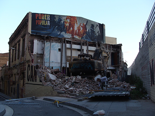 es produeix l'intent de desallotjament del CSA Can Vies i els conseqüents avalots que es varen conèixer com a Efecte Can Vies.