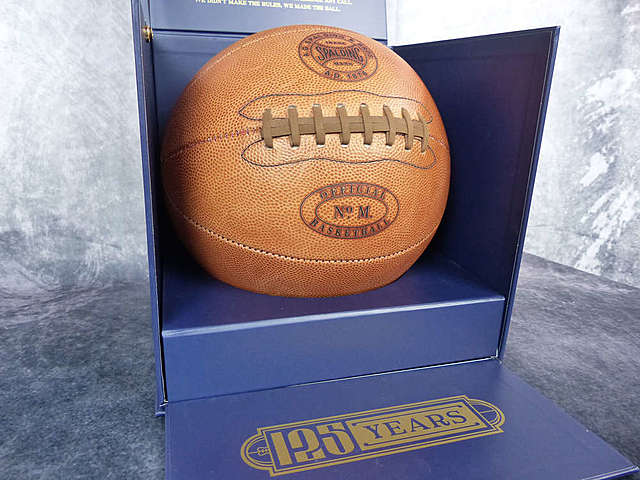 Primer balón oficial Spalding de basketball