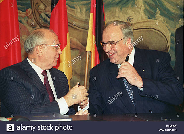 COMUNICACIÓN TELEFÓNICA ENTRE HELMUNT KOHL (R.F.A.) Y MIJAIL GORBACHOV (URSS)
