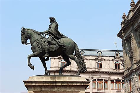Creación de escultura "El Caballito"