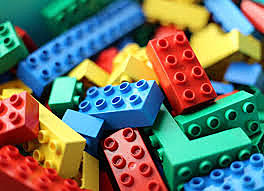 Hodgins propone la famosa metáfora del LEGO.