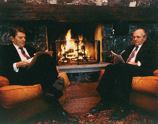 PRIMER ENCUENTRO EN GINEBRA (SUIZA) ENTRE MIJAIL GORBACHOV (URSS) Y RONALD REAGAN (EE.UU.)