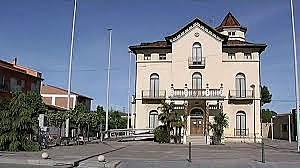 Tres ecologistes es pugen a un arbre en protesta contra un golf