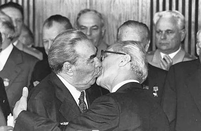 Muere Brezhnev
