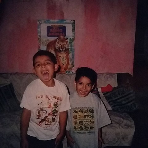 Jugando con mi hermano