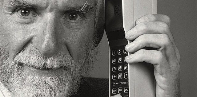 Se realiza la primera llamada a un teléfono móvil