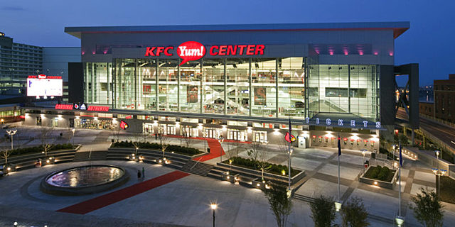 se crea el estadio KFC YUM! CENTER