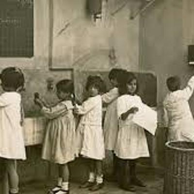 Timeline: LA HISTORIA DE LA INFANCIA Y LA ADOLESCENCIA