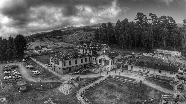 Interactuan el Doctor, Chloe y Fernando