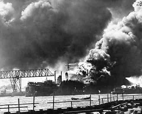 Atac japonès a Pearl Harbor. Estats Units entra a la guerra