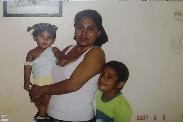 Mi mamá ,hermana y yo, mi papá se había ido a E.U.A