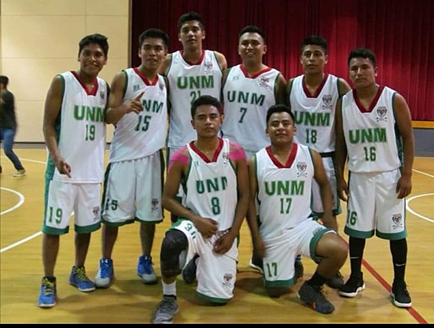 E igual representaba a la universidad con la primera generación de los niños triquis