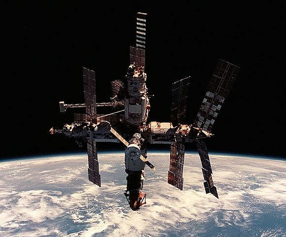 Llançament de l'estació espacial MIR