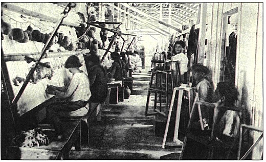 Λειτουργούν συνολικά 4.000 εργοστάσια ισχύος 150.000 ΗΡ ενώ οι βιομηχανικοί εργάτες ανέρχονται σε 110.000