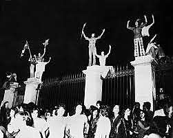 Από το 1832 μέχρι το 1974 το Ελληνικό Κράτος ήταν βασίλειο (με διαστήματα χωρίς βασιλεία) και από το 1974 η σύγχρονη Ελλάδα απέκτησε το πολίτευμα της Δημοκρατίας.