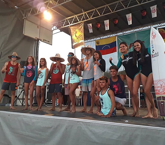 Surfea y Vive: Desarrollando Atletas dentro y Fuera del Agua