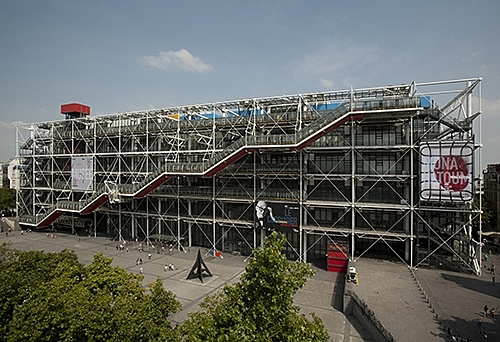 S’inaugura a París el Centre Pompidou.