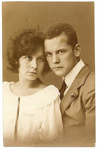 Testvérével Öcsödre kerültek nevelőszülőkhöz