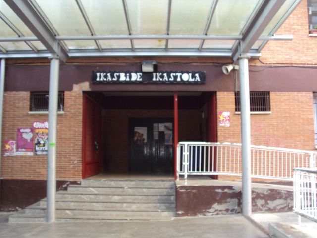 Egun polit batean gure gurasoek ikastolara joan behar genuela erabaki zuten.