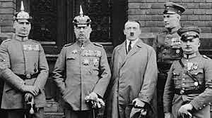 Hitler escapa de un intento de asesinato