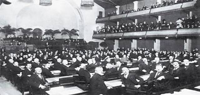 Espanya abandona la societat de Nacions.