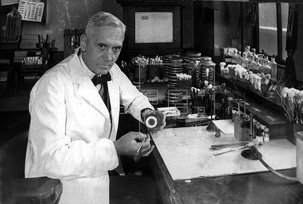 Alexander Fleming descubre la penicilina