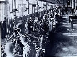 Henry Ford instala la primera cadena de montaje