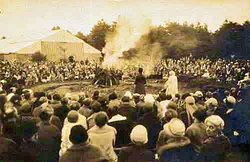 El campamento de Ommen  pronuncio su celebre manifiesto "La verdad es una tierra sin camino"