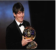 Messi lehenengo urrezko baloia irabazten du