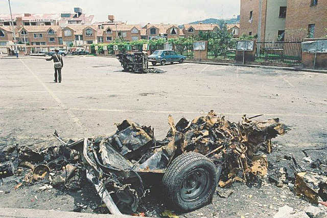 Mi mama escucha el estallido de la bomba en el carulla de niza.