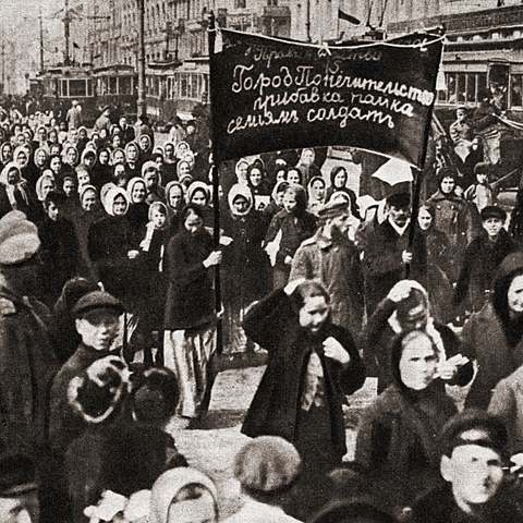 Citizens pretest march in the streets of Petrograd