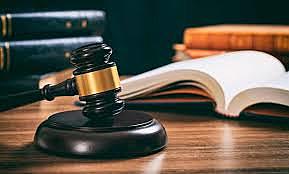 Estudia Derecho en la Universidad de Santiago