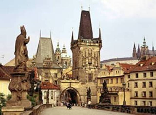 Rep el títol de doctor honoris causa per l'Universitat de Praga