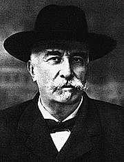 Mussolini forms alliance with Giolitti